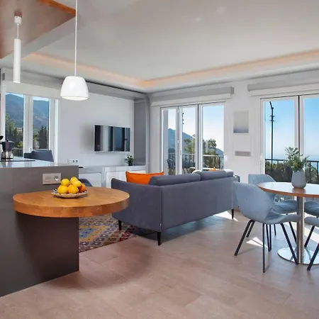 Luxury Sea View & Pool Apartment